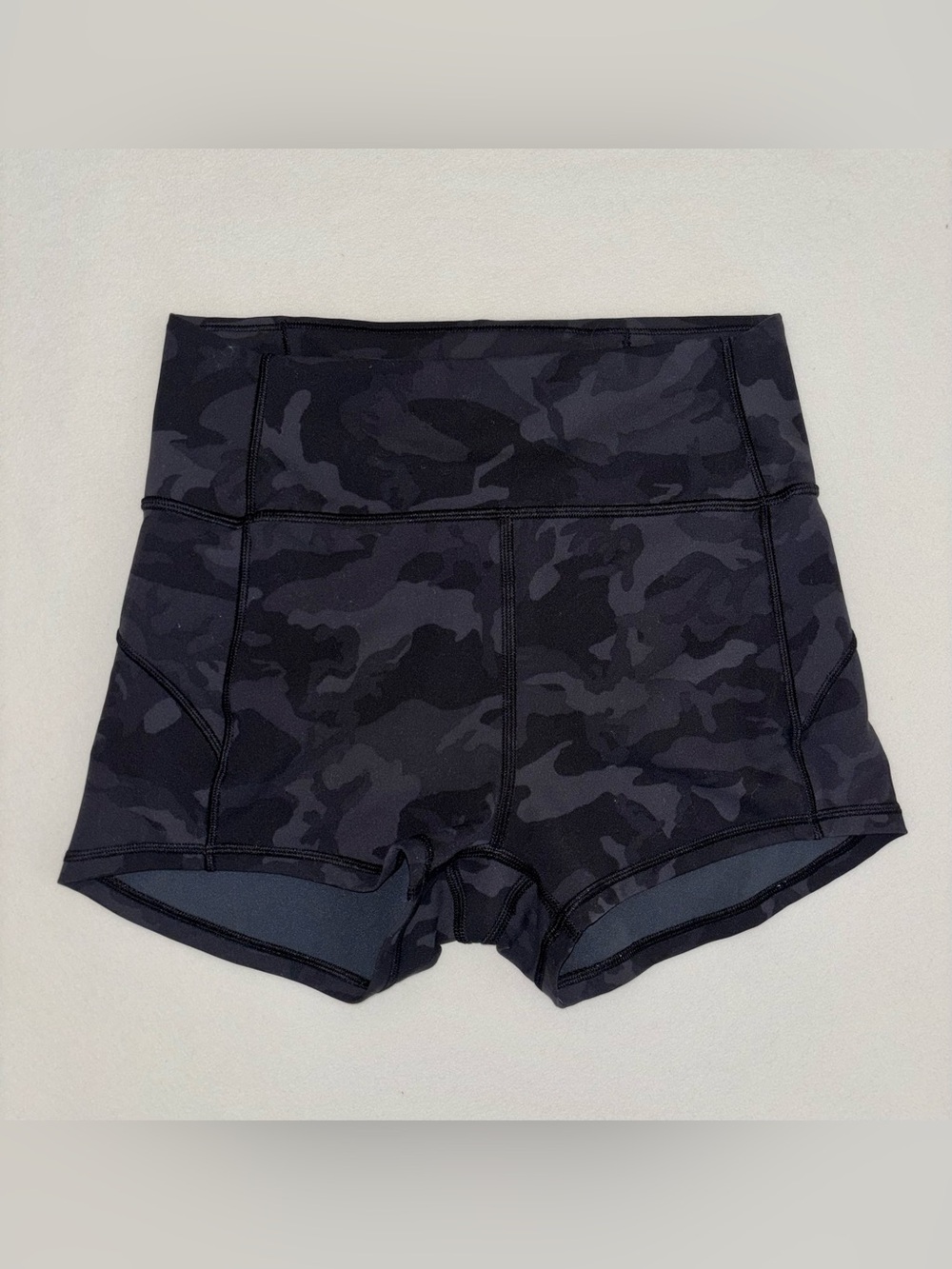 lululemon Camo High Rise Shorts Size 6 Black Gray Athletic Yoga - Picture 2 of 5